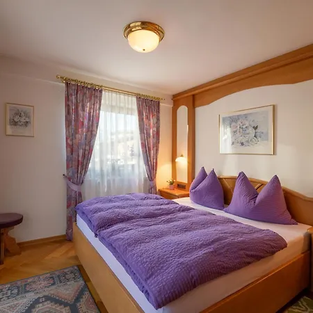 - Julitta مايرهوفن