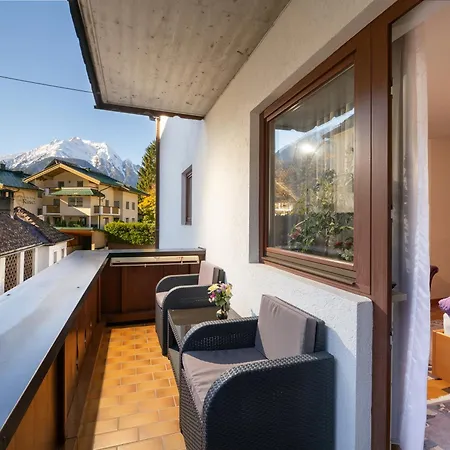 - Julitta مايرهوفن